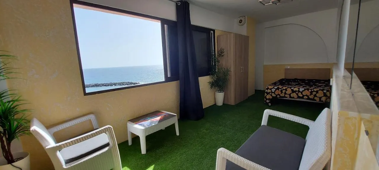 First Line Of The Ocean, 3 Bedrooms & Free Wifi 플라야데라스아메리카스 0*,  스페인